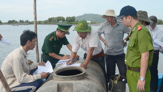 Lực lượng chức năng kiểm tra các hộ NTTS trên sông Chà Và. Ảnh: QUANG VŨ