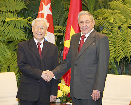 Chủ tịch Cuba Raul Castro Ruz đón Tổng Bí thư Nguyễn Phú Trọng. Ảnh: TRÍ DŨNG
