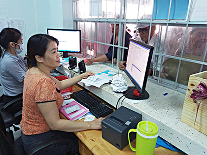 Nhân viên y tế tại Bệnh viện Lê Lợi nhập dữ liệu khám, chữa bệnh BHYT của bệnh nhân. Ảnh: MINH THIÊN