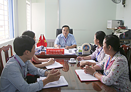 Ông Võ Văn Quyền, Bí thư, Chủ tịch UBND phường Thắng Nhì (TP. Vũng Tàu) trao đổi với nhân viên cấp dưới về việc thành lập các tổ giám sát các vấn đề môi trường trên địa bàn phường. Ảnh: BÙI HƯƠNG