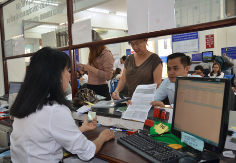 Người dân làm thủ tục đất đai tại Bộ phận tiếp nhận và trả kết quả TP.Vũng Tàu.