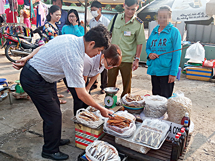 Kiểm tra một quầy bán cá khô tại khu vực ven đường Đô Lương (phường 11, TP. Vũng Tàu). 