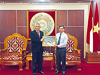 Đồng chí Lê Tuấn Quốc, Phó Chủ tịch UBND tỉnh tặng quà lưu niệm Tổng lãnh sự Indonesia tại TP. Hồ Chí Minh. 