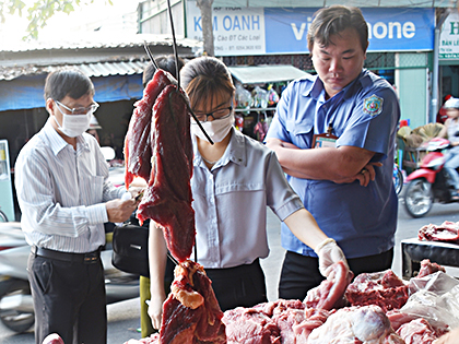 Kiểm tra một quầy bán thịt heo tại khu vực ven đường Đô Lương (phường 11, TP. Vũng Tàu). Ảnh: ANH ĐÀO