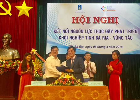 Đồng chí Nguyễn Thành Long, Phó Chủ tịch UBND tỉnh và ông Phạm Duy Hiếu, Giám đốc Quỹ khởi nghiệp doanh nghiệp KH-CN Việt Nam ký kết thỏa thuận hợp tác kết nối nguồn lực thúc đẩy phát triển khởi nghiệp tỉnh BR-VT.