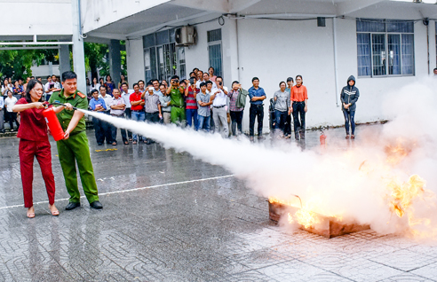 Theo khuyến cáo của cơ quan chức năng, việc người dân chủ động mua các thiết bị PCCC cho gia đình là cần thiết. Tuy nhiên, mọi người cần học hỏi cách sử dụng thiết bị sao cho an toàn, hiệu quả. Trong ảnh: Cảnh sát PCCC tỉnh BR-VT hướng dẫn người dân sử dụng bình chữa cháy. 