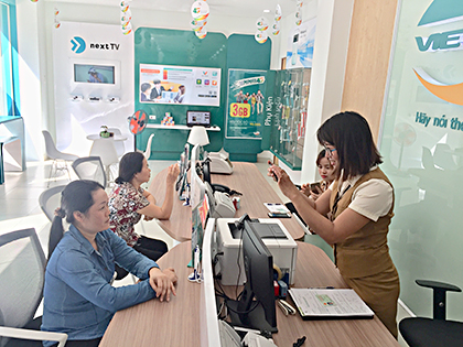 Chị Trần Thị Kim Liên (bìa trái, 875/5 Bình Giã) đến cửa hàng Viettel (30K2 Trương Văn Bang, TP. Vũng Tàu) chụp ảnh chân dung để bổ sung thông tin thuê bao đi động.