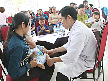 Bác sĩ Bệnh viện Chỉnh hình và phục hồi chức năng (TP. Hồ Chí Minh) khám sàng lọc cho trẻ em khuyết tật trên địa bàn tỉnh.