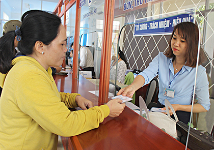 BHXH tỉnh đang nỗ lực cấp, đổi thẻ BHYT mẫu mới cho người dân. Trong ảnh: Người dân đến nhận thẻ BHYT mẫu mới tại UBND thị trấn Long Điền (huyện Long Điền).