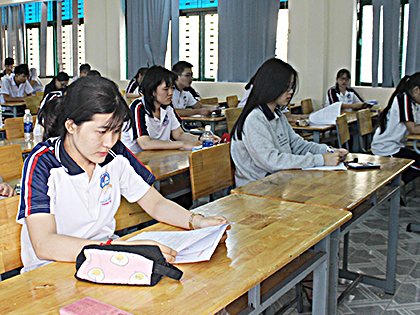 Việc tổ chức thi thử giúp cho HS và các nhà trường có sự chuẩn bị tốt nhất cho kỳ thi chính thức. Trong ảnh: HS Trường THPT Trần Nguyên Hãn (TP. Vũng Tàu) thi thử THPT Quốc gia vào sáng ngày 19-4. 