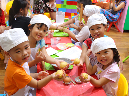 Các em nhỏ thực hành làm bánh.