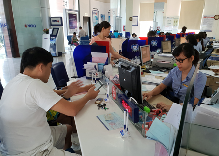 Khách hàng giao dịch tại BIDV Phú Mỹ.