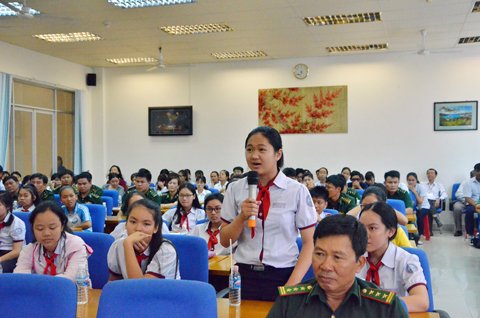  HS trường THCS Lê Quang Cường, TP.Bà Rịa giao lưu với tác giả Lê Minh Quốc về giá trị văn hóa đọc.