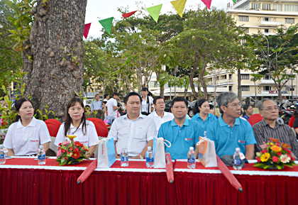 Các đại biểu tham dự lễ khai mạc giải.