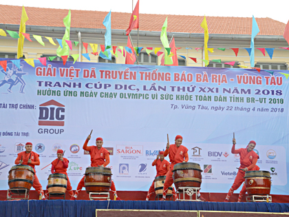 Tiết mục múa rồng và biểu diễn trống hội do Công ty Truyền thông và sự kiện Sao Mai thực hiện mở đầu lễ khai mạc Giải.