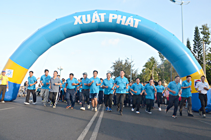 Ngay sau lễ khai mạc, 200 VĐV là lãnh đạo tỉnh, lãnh đạo TP. Vũng Tàu, các em HS đã chạy đồng hành hưởng ứng Ngày chạy Olympic vì sức khỏe toàn dân tỉnh BR-VT.