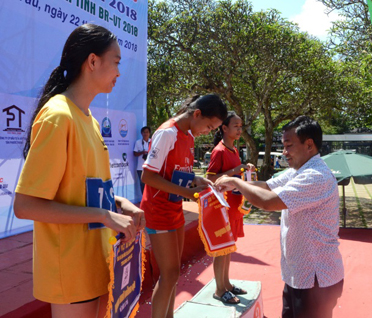 Đồng chí Phan Thanh Sang, Phó Giám đốc Sở VH-TT trao giải Nhất, Nhì, Ba cho các VĐV nữ dưới 16 tuổi.