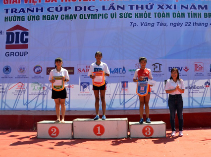 Đồng chí Đỗ Nguyễn Hoàng Dung, Phó Tổng Biên tập Báo Bà Rịa-Vũng Tàu trao giải cho các VĐV nữ hệ phong trào dưới 16 tuổi.