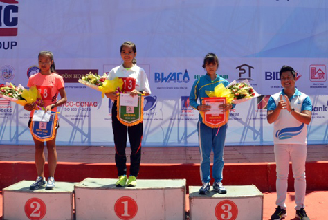 Ông Vũ Quang Vinh, Giám đốc phát triển dự án Tổng Công ty CP Dịch vụ bất động sản Danh Khôi Việt trao giải Nhất, Nhì, Ba cho các VĐV nữ hệ đội tuyển 5.000m.