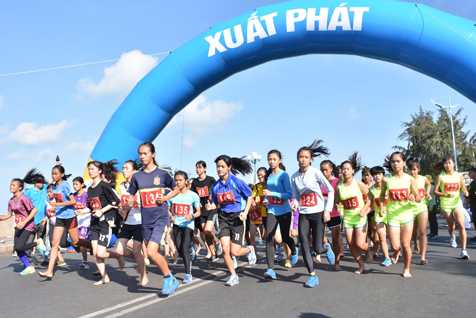 Các VĐV xuất phát ở cự ly 3.000m nữ phong trào trên 16 tuổi.