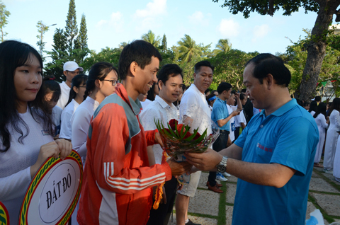 Đồng chí Mai Ngọc Thuận, Ủy viên Ban Thường vụ Tỉnh ủy, Bí thư Thành ủy Vũng Tàu tặng hoa, cờ lưu niệm cho các đoàn VĐV dự giải.