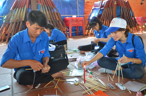Các trại sinh thao tác phần thi thiết kế cổng trại. 