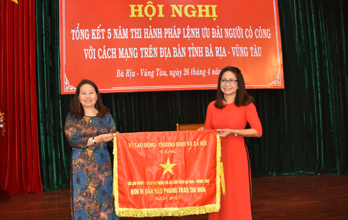  Đồng chí Nguyễn Thị Yến, Phó Bí thư Thường trực Tỉnh ủy, Trưởng Đoàn ĐBQH tỉnh trao Cờ thi đua của Bộ LĐTBXH về Đơn vị dẫn đầu phong trào thi đua năm 2017