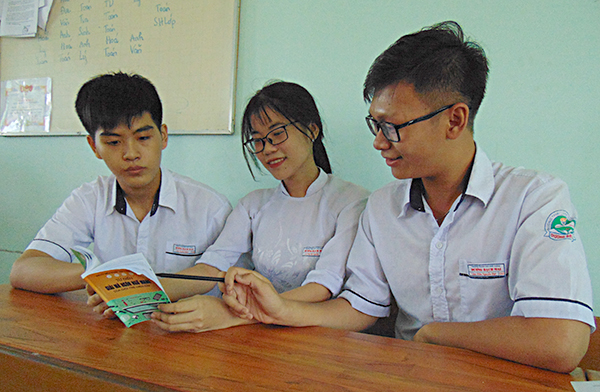 Em Lâm Thanh Nghĩa (bìa trái) cùng các bạn bổ sung những từ ngữ mới vào từ điển.