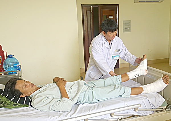 Bệnh nhân bị chấn thương gãy xương chân điều trị tại Bệnh viện Bà Rịa.