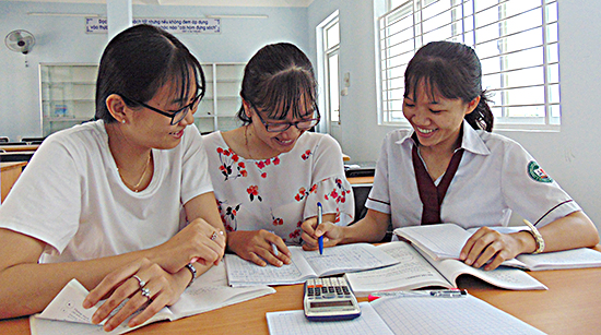 Trần Trang Mộng Điệp (bìa phải) cùng các bạn giải các bài Toán khó để chuẩn bị cho những kỳ thi sắp tới.                   