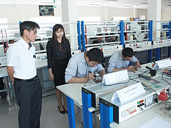 Tổng Giám đốc Công ty TNHH Kyokuto Việt Nam (bìa trái) đến Trường CĐ Kỹ thuật Công nghệ BR-VT tuyển dụng lao động nghề Cơ điện tử. Ảnh: NGUYỄN LÂM