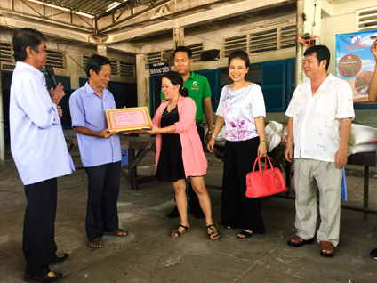Đoàn từ thiện trao tặng quà cho các gia đình ở trại phong Bình Minh (Đồng Nai). 