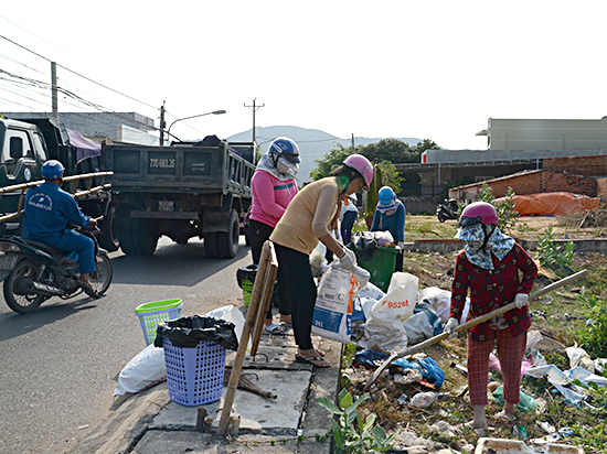 Hội LHPN xã Phước Hưng ra quân làm sạch môi trường vào các ngày thứ Bảy, Chủ nhật hàng tuần nhằm giữ gìn cảnh quan xanh - sạch - đẹp.
