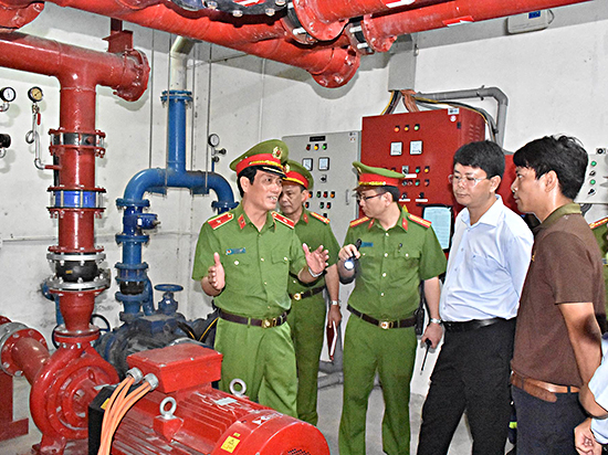 Đoàn công tác kiểm tra máy bơm nước chữa cháy tại tầng hầm chung cư OSC Land.