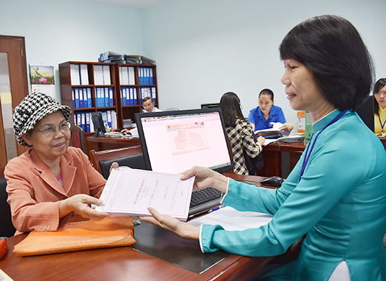 Cán bộ Chi cục Thuế Vũng Tàu bán hóa đơn cho khách hàng. Ảnh: P.H.