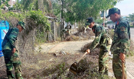 Cán bộ, chiến sĩ Trường bắn Lam Sơn dọn vệ sinh trên địa bàn xã Phước Hoà.
