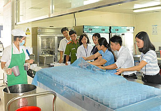 Đoàn kiểm tra liên ngành ATTP tỉnh kiểm tra bếp ăn công nghiệp trên địa bàn huyện Tân Thành.