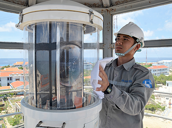 Anh Trần Xuân Tiến, công nhân Trạm hải đăng Trường Sa Lớn với công việc vệ sinh bóng đèn hải đăng.