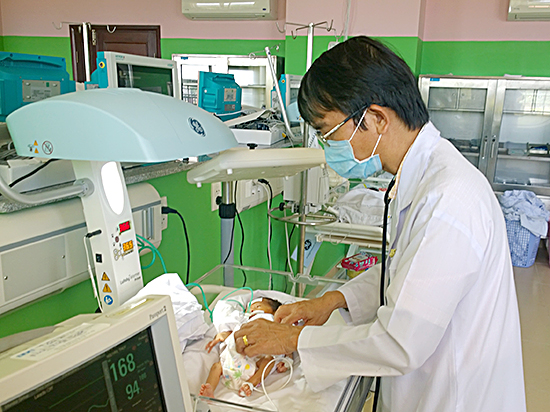 Bác sĩ thăm khám điều trị cho trẻ sinh thiếu tháng tại BV Bà Rịa.