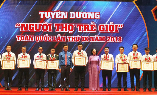 Đồng chí Trương Thị Mai, Trưởng Ban Dân vận Trung ương và đồng chí Lê Quốc Phong, Bí thư thứ nhất Trung ương Đoàn với các gương mặt “Người thợ trẻ giỏi” toàn quốc lần thứ IX năm 2018. Ảnh: TTXVN