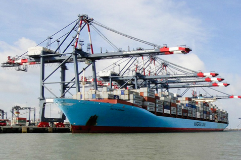 Tăng cường liên kết vùng sẽ góp phần thúc đẩy phát triển hệ thống cảng biển trên địa bàn tỉnh BR-VT.  Trong ảnh: Tàu siêu trọng vào làm hàng tại cảng Cái Mép - Thị Vải. Ảnh: THÀNH HUY