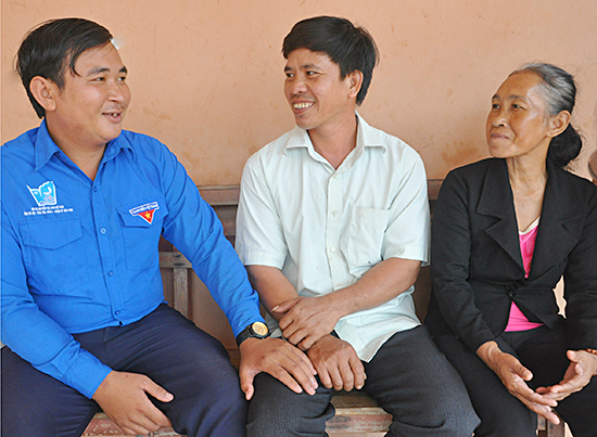 Anh Lý Văn Khánh (bìa trái) vận động người dân trong ấp giữ gìn và phát huy bản sắc, văn hóa truyền thống dân tộc Châu Ro.