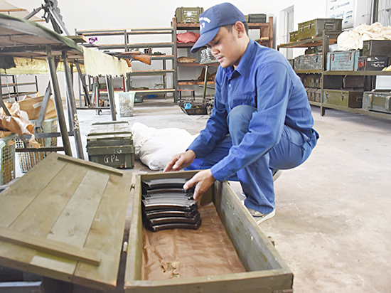 Công việc bảo quản, bảo dưỡng vũ khí, trang bị kỹ thuật luôn được cán bộ, chiến sĩ Đại đội kho K694 thực hiện tỉ mỉ, cẩn trọng.