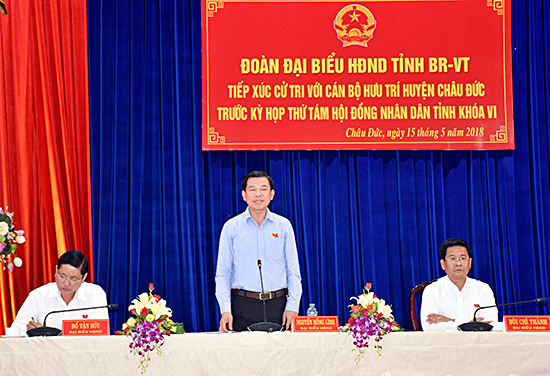 Đồng chí Nguyễn Hồng Lĩnh, Ủy viên Trung ương Đảng, Bí thư Tỉnh ủy, Chủ tịch HĐND tỉnh, tiếp thu các ý kiến của cử tri.