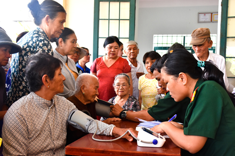 Quân y Bộ CHQS tỉnh khám bệnh, cấp thuốc miễn phí cho người dân trên địa bàn TT. Long Điền  (huyện Long Điền).