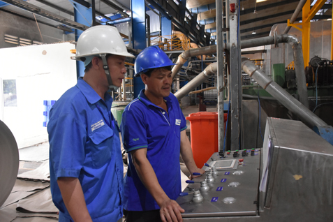 Anh Nguyễn Văn Cường (bìa trái), Phó Quản đốc bộ phận sản xuất, Công ty CP Giấy Sài Gòn (KCN Mỹ Xuân A1, huyện Tân Thành) là một trong những tấm gương tiêu biểu trong phong trào “Lao động giỏi-Lao động sáng tạo”.