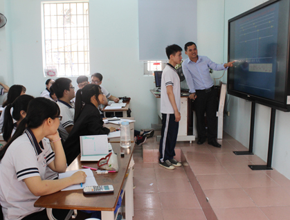 Tiết học Vật lý tại lớp 12A4 Trường THPT Vũng Tàu. Ảnh: KHÁNH CHI