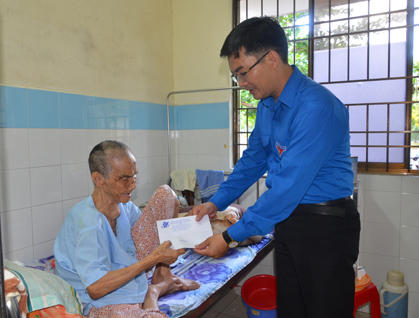 Anh Nguyễn Văn Tuân, Phó Bí thư Tỉnh Đoàn tặng quà cho bà Nguyễn Thị Lũy, là vợ liệt sĩ, ngụ tại khu dân cư số 3, huyện Côn Đảo.