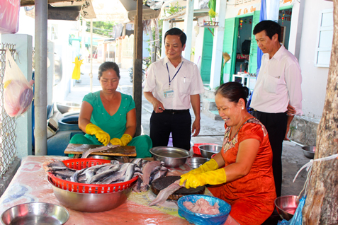 Đoàn kiểm tra liên ngành ATTP tỉnh kiểm tra tại hộ kinh doanh chả cá Hai Việt (1Ô3/5, khu phố Hải An, thị trấn Phước Hải, huyện Đất Đỏ). 