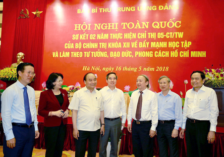 Thủ tướng Nguyễn Xuân Phúc và các đại biểu tham dự hội nghị.  